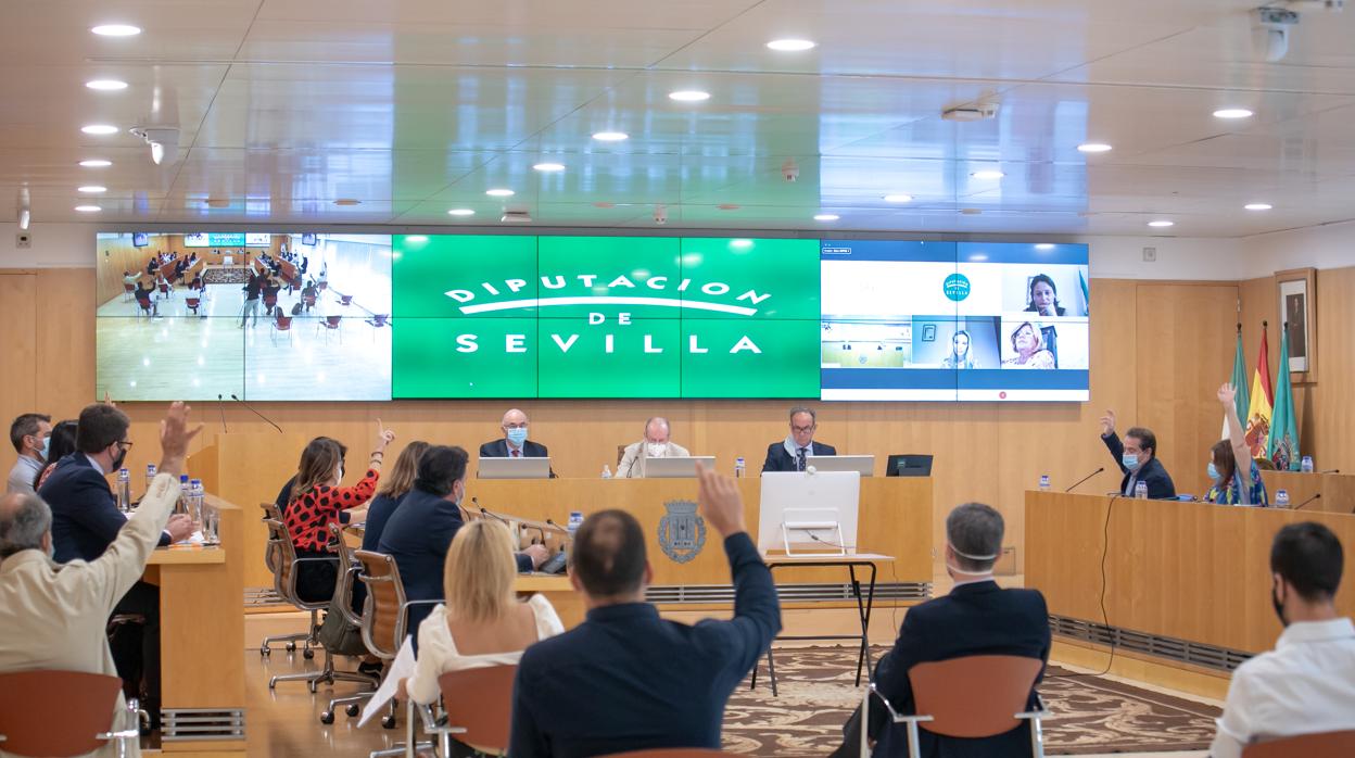Una imagen de la votación de uno de los puntos del pleno de la Diputación de Sevilla celebrado este jueves