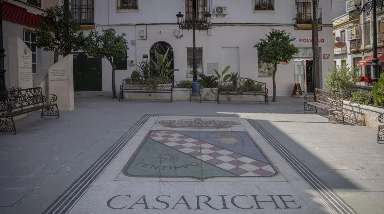 La plaza Alcalde Jose Ramón Parado Cano vacía en la segunda jornada de confinamiento en Casariche