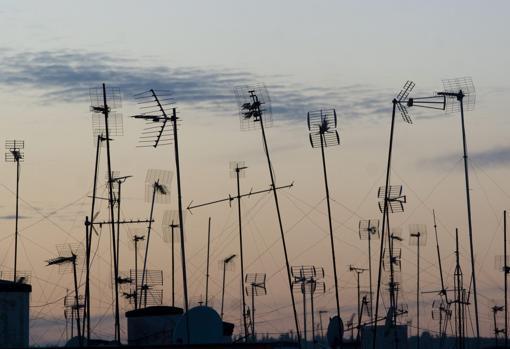 Conjunto de antenas en los tejados de las viviendas