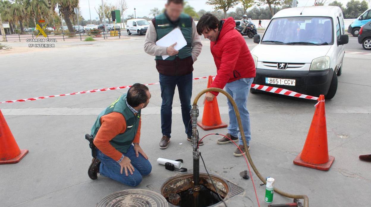 Los agentes revisan las instalacio0nes de la gasolinera bajo sospecha