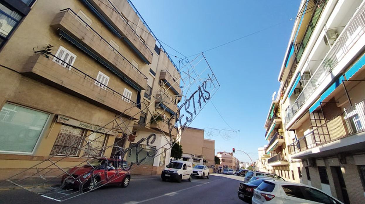 El rótulo se ha desprendido en plena calle en la avenida Juan XXIII de Utrera