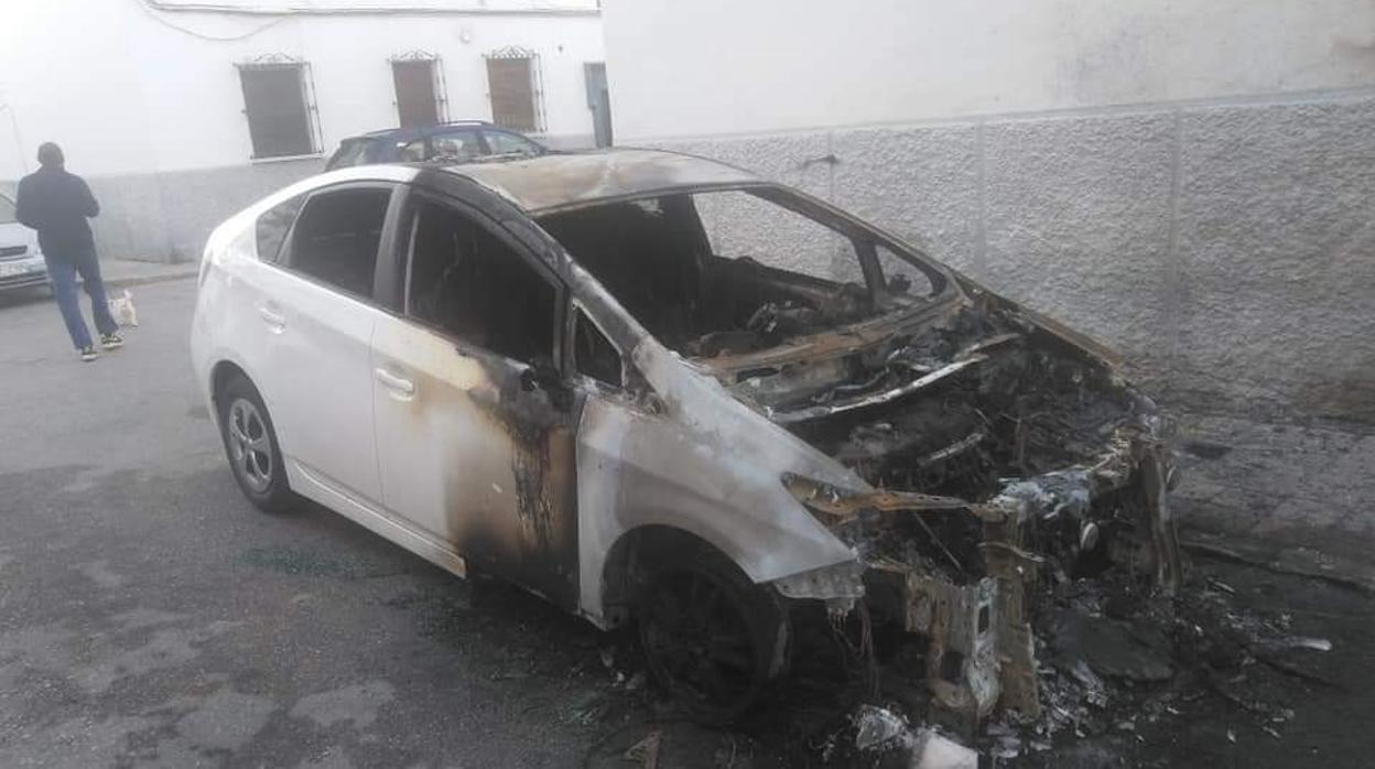 Quema de contenedores durante el toque de queda en varios pueblos de Sevilla