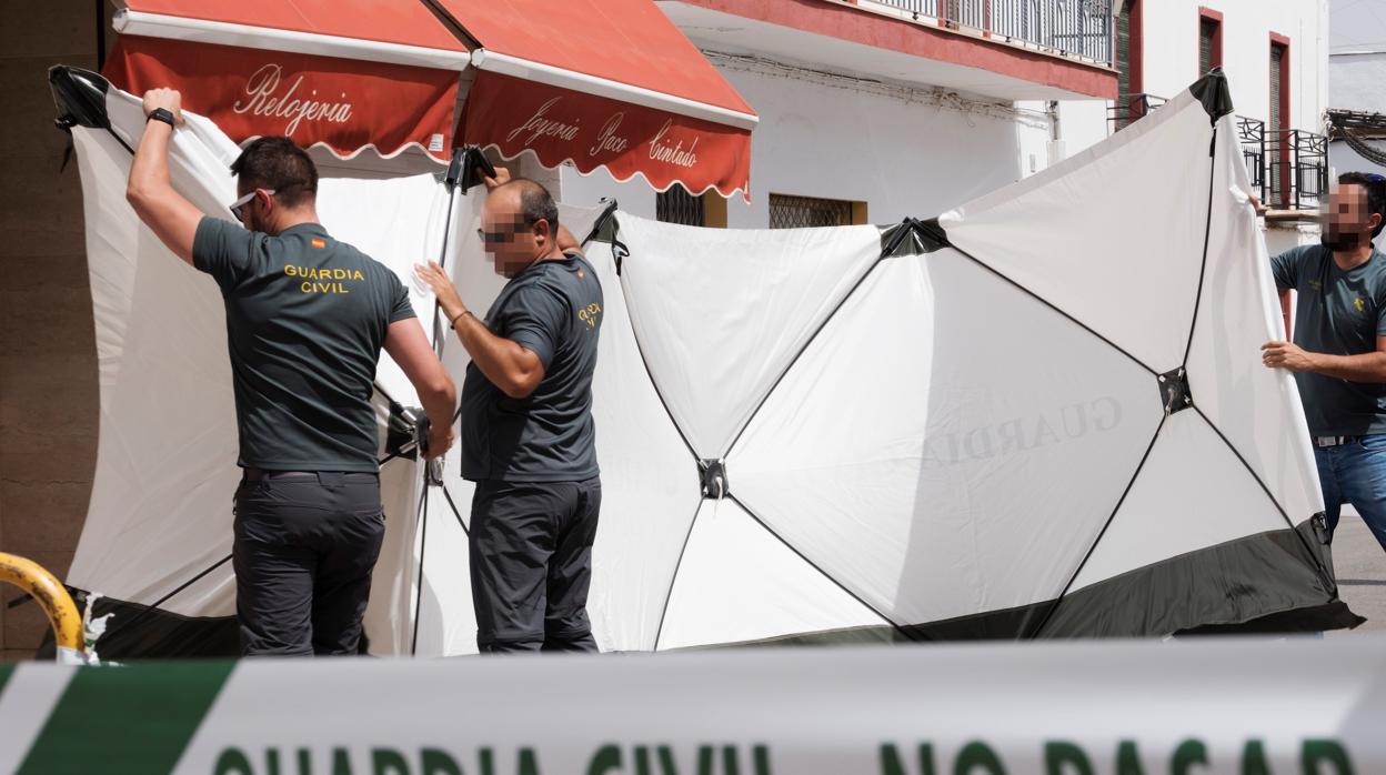 Los agentes de la Guardia Civil acordonan la joyería donde fue atracado y asesinado Francisco Cintado