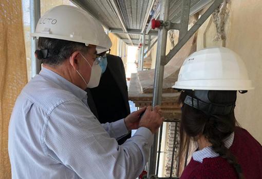 Los responsables de la restauración de la fachada de la Casa Surga