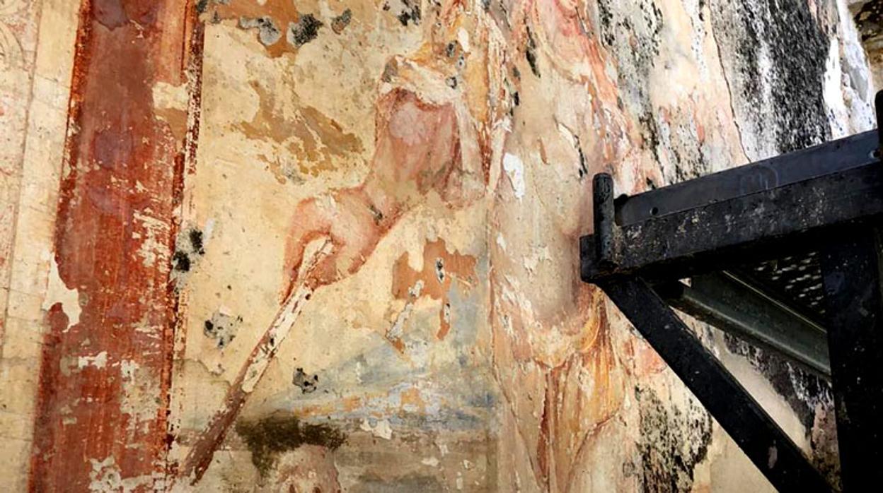 Primer plano de una parte de una figura que ha aparecido en la fachada de Casa Surga de Utrera