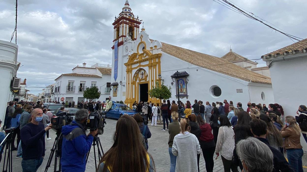 Llegada del coche fúnebre con los restos de Manuela a la parroquia del pueblo