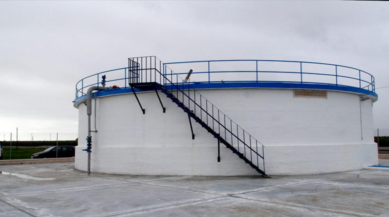 Depósito de agua en Cañada Rosal, uno de los pueblos afectados por las restricciones