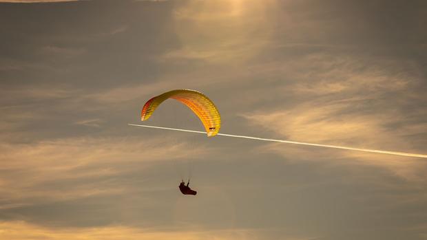 Se cae de un parapente y se queda aislado en mitad de la sierra de Montellano