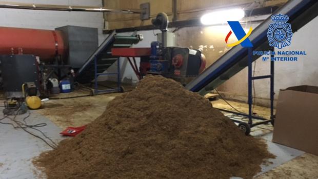 Desmantelan una fábrica en Marchena con capacidad para producir un millón de cigarrillos al día