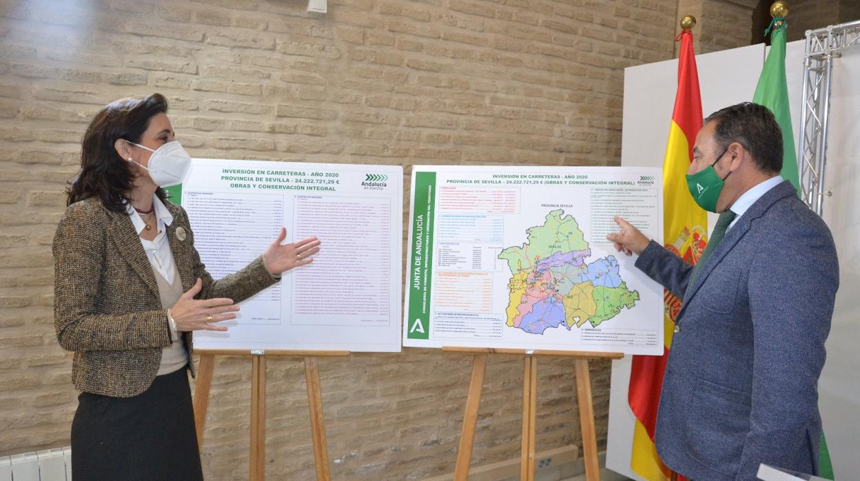 Susana Cayuelas y Ricardo Sánchez durante la presentación de la inversión de la Junta en 2020 en las carreteras de la provincia