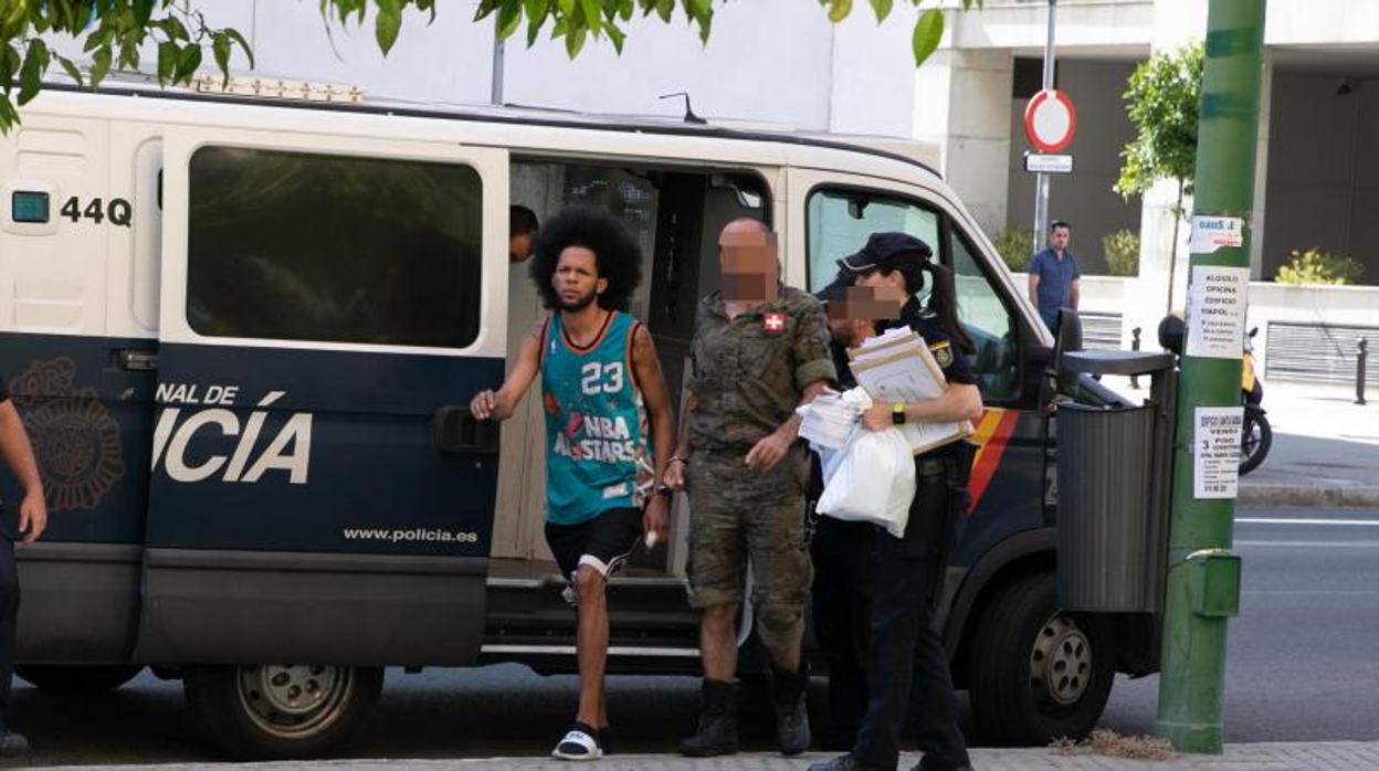El detenido sale del furgón policial camino de los juzgados de Violencia sobre la Mujer de Sevilla el 19 de junio de 2019