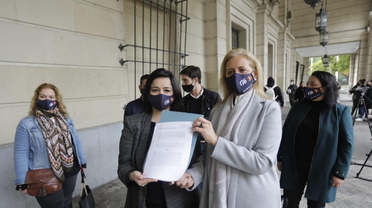 Virginia Pérez y Lola Romero, junto a otros dirigentes populares, llevan a la Fiscalía la contratación de Evartisto