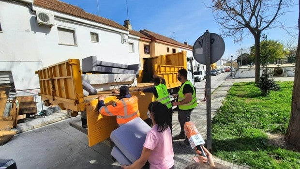 Un incendio en Coria del Río deja una casa arrasada y cientos de muestras de ayuda