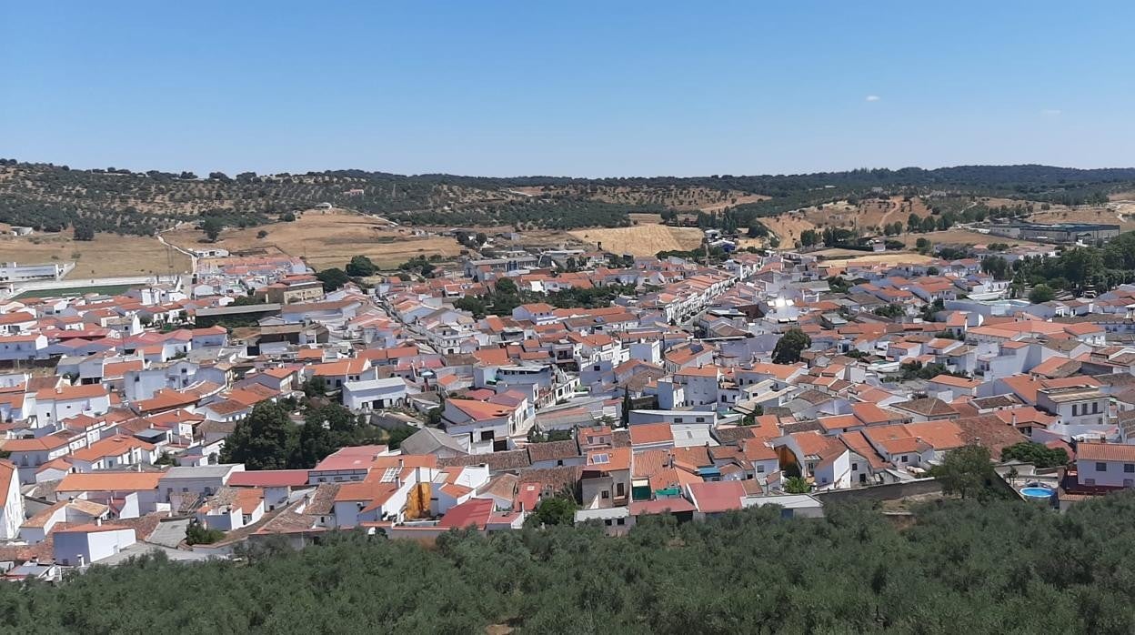 Vista panorámica de Alanís de la Sierra, enclavado en pleno Parque Natural de la Sierra Norte
