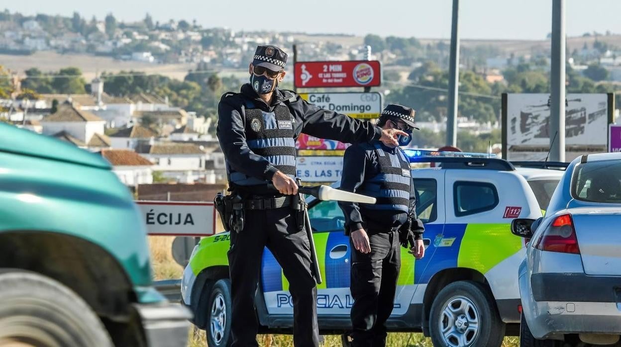 Control policial a la entrada de Écija, el pasado mes de octubre