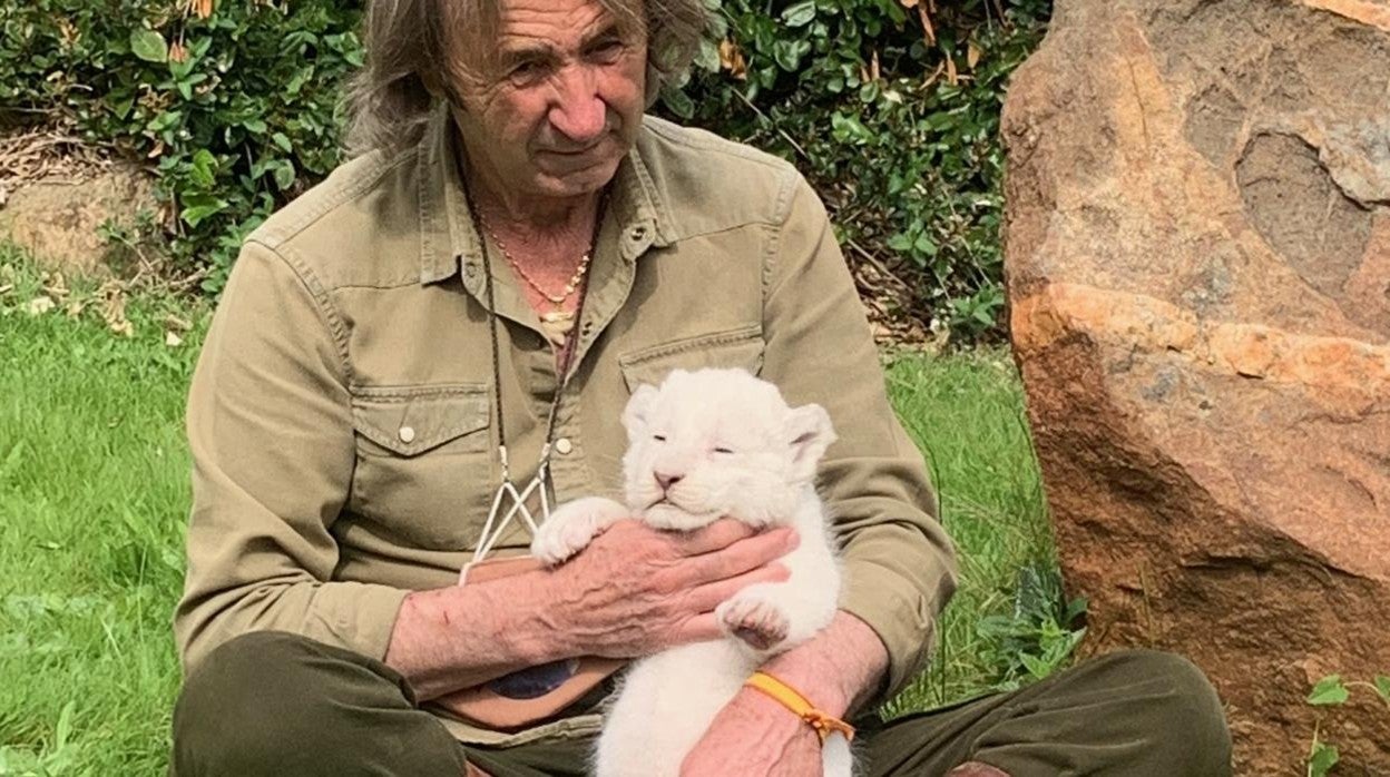 Juan Luis Malpartida junto al león blanco nacido en cautividad en Guillena