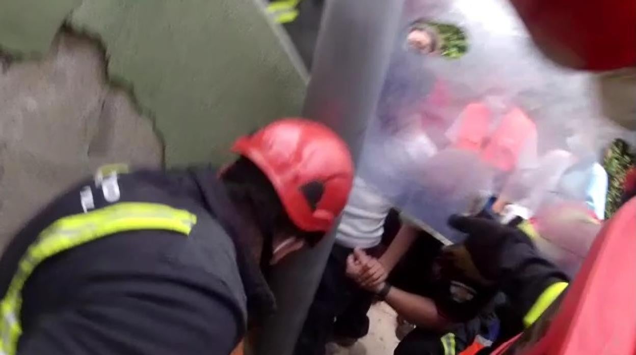 Los bomberos sacan al menor que había quedado atrapado en la tirolina