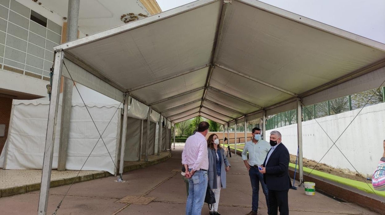 El alcalde de Écija ha revisado el montaje de las carpas donde se va a llevar a cabo la vacunación masiva