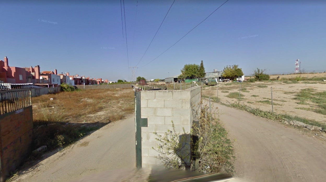 A la derecha, edificaciones en la trasera de la calle Vauvert de Valencina