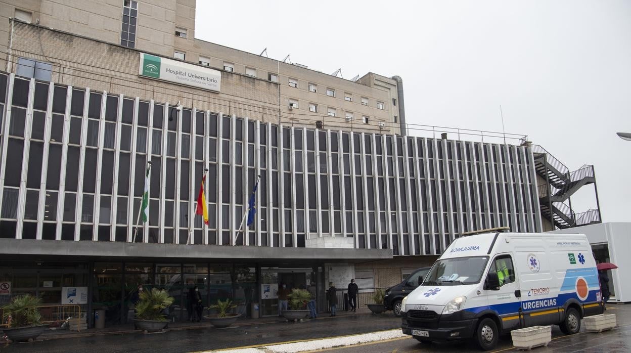 Fachada principal del hospital de Valme, donde está ingresado la víctima de la agresión