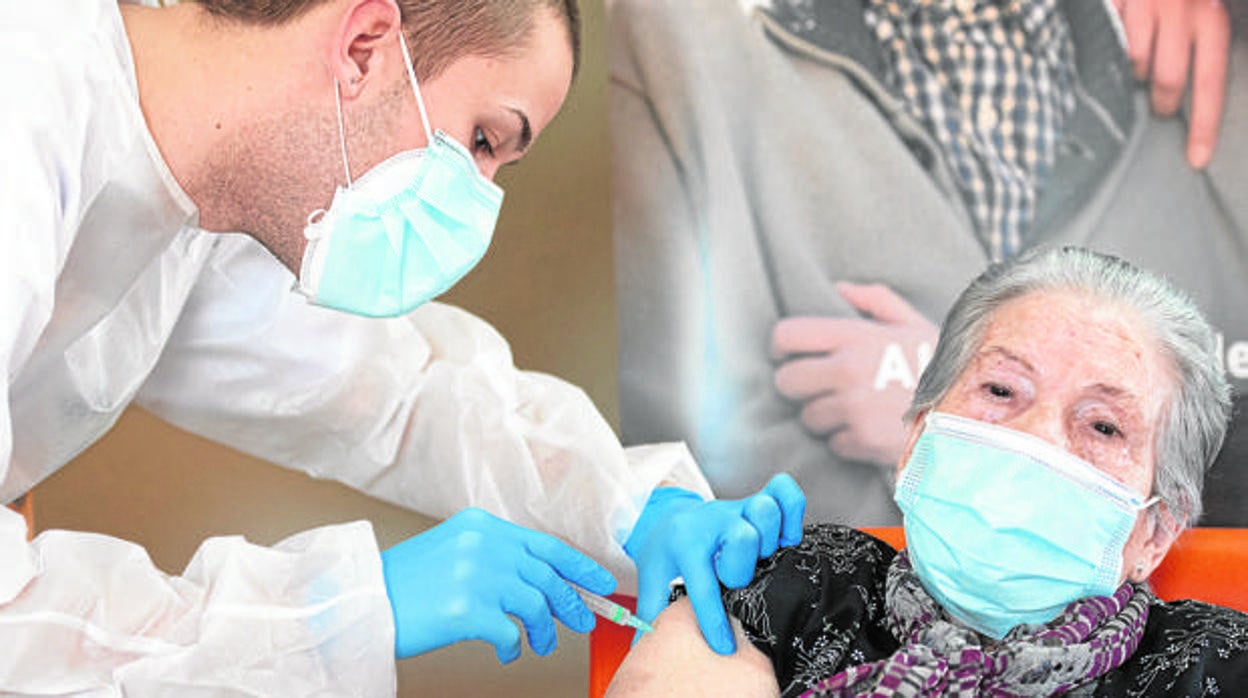 Imagen de archivo de una anciana recibiendo una vacuna contra el coronavirus