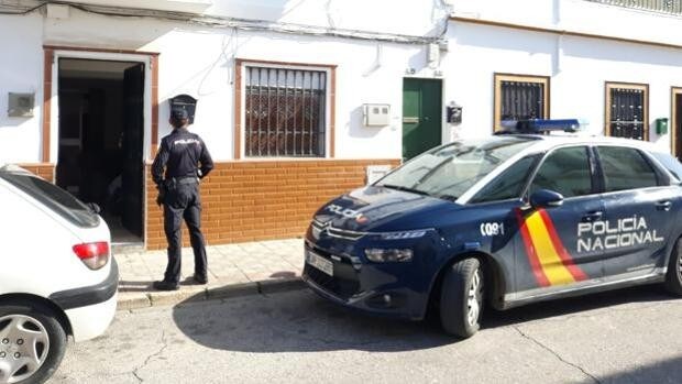 La Policía salva 'in extremis' a un vecino de Alcalá de arrojarse por la ventana de su casa