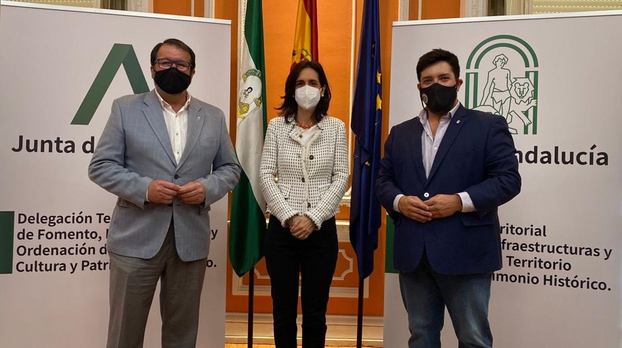 Juan Ávila (izquierda) y Antonio Enamorado flanquean a Susana Cayuelas