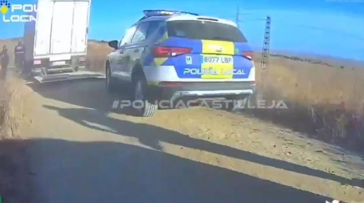 Imagen del vídeo de la persecución del camión robado en Castilleja de la Cuesta
