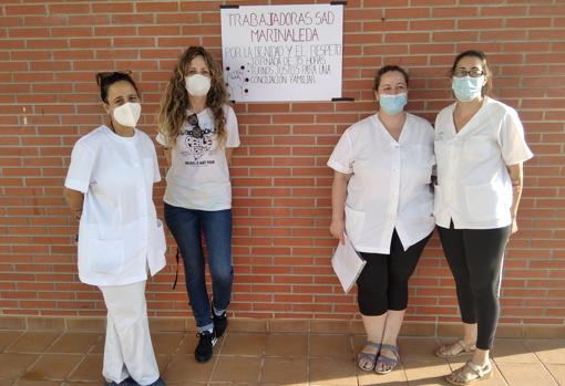 Concepción Gómez (primera por la izquierda), junto a otras empleadas de ayuda a domicilio