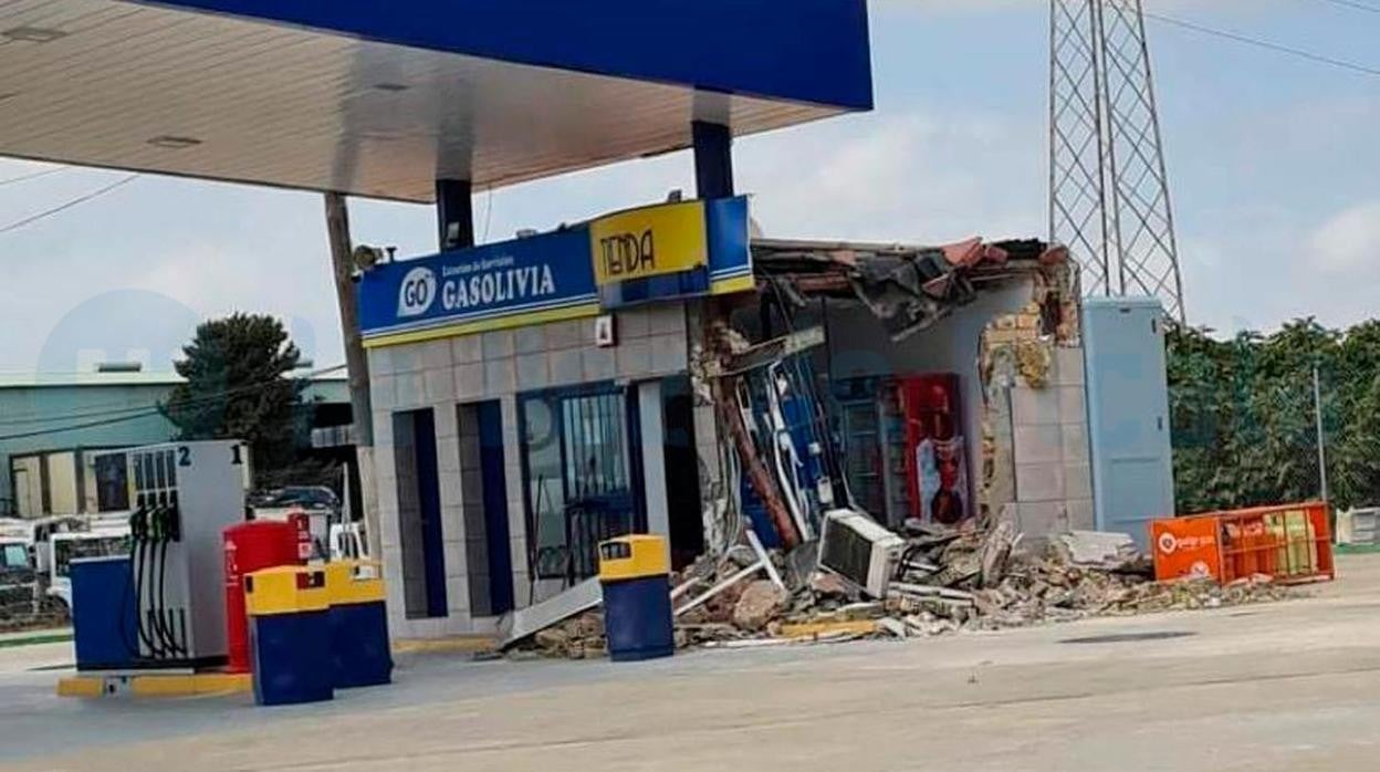 Estado en el que ha quedado la gasolinera tras el intento de robo