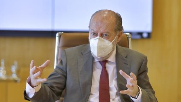 Villalobos no ve «ninguna causa que justifique» su salida de la Diputación de Sevilla