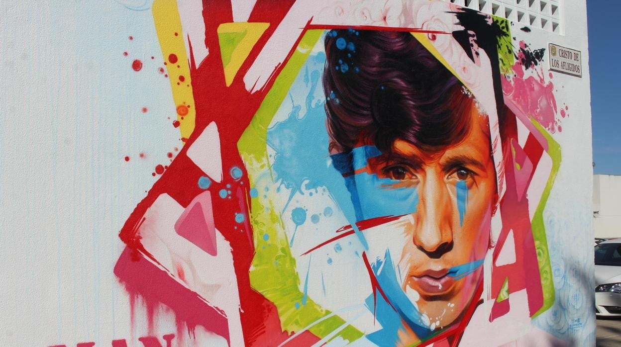 El grafiti se encuentra en un muro de un edificio al comienzo de la calle Cristo de los Afligidos de Utrera