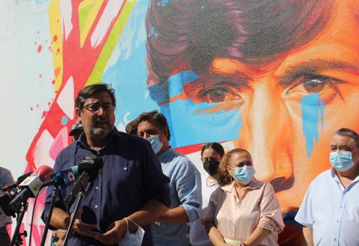 José María Villalobos, alcalde de Utrera, durante la inauguración del grafiti