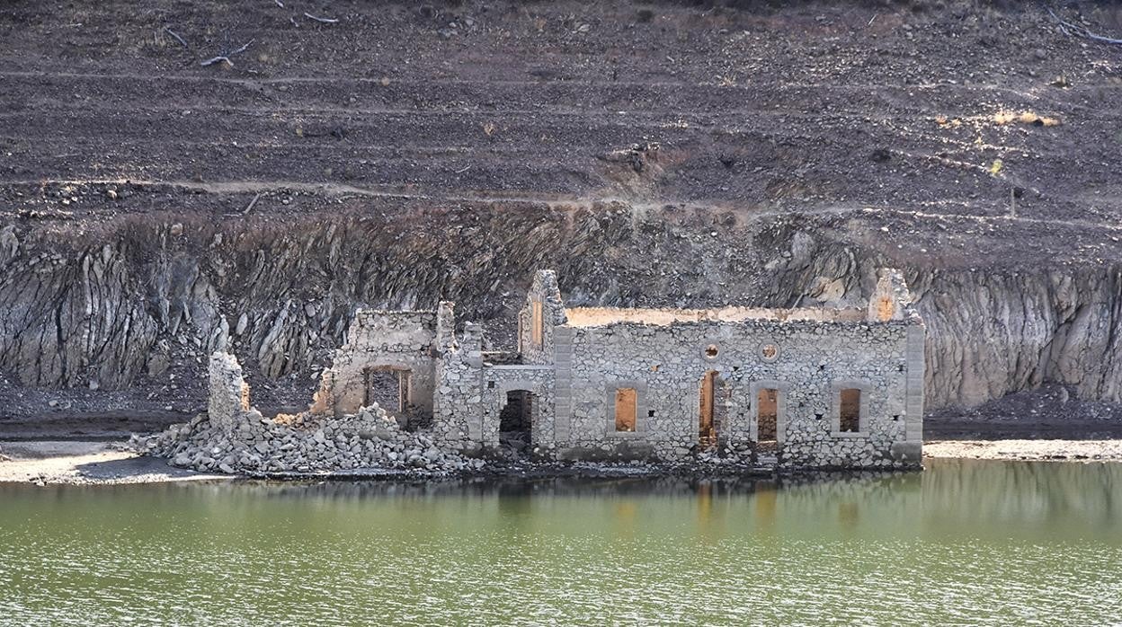La antigua estadión de ferrocarril minero de la línea Cala-San Juan de Aznalfarache, que estaban cubiertos por las aguas de la presa de Zufre