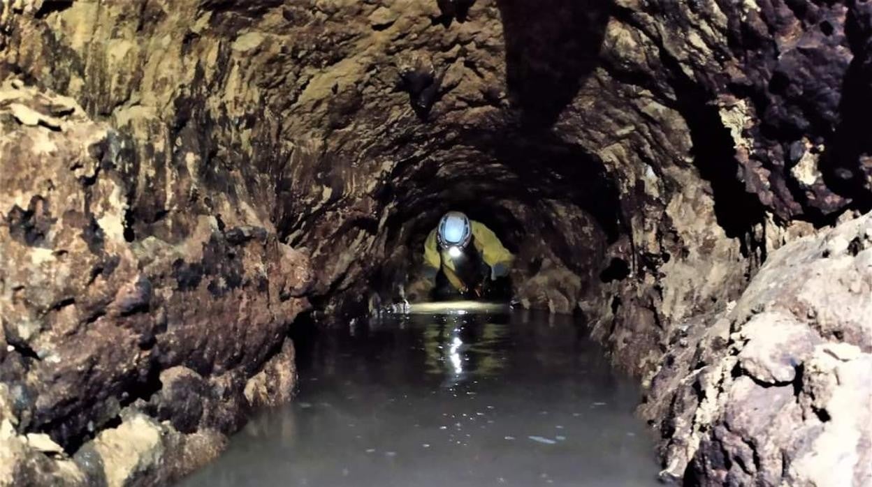 Un espeleólogo en el interior de la mina de agua bajo la sede de la UPO en Carmona
