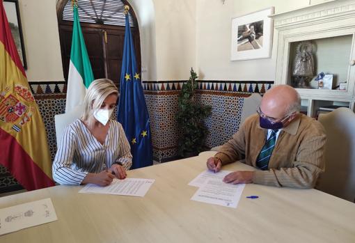 Ana Isabel Jiménez, alcaldesa de Alcalá, y Vicente Romero, hermano mayor de Jesús Nazareno