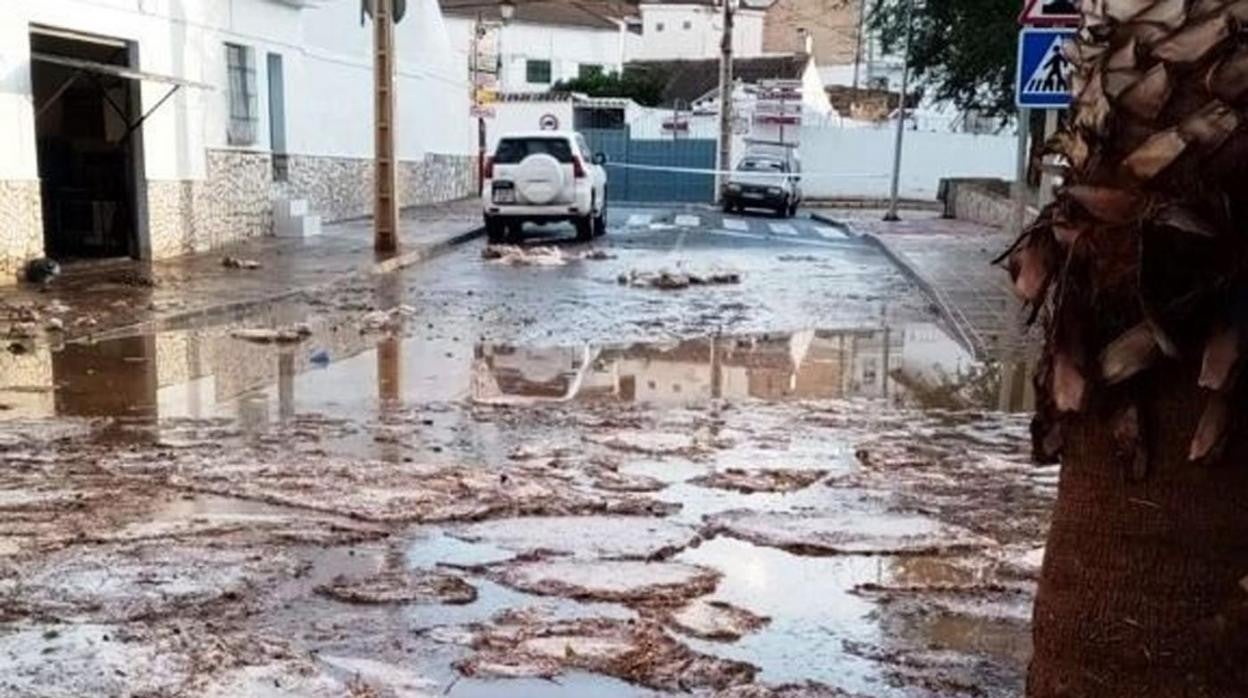 Una de las calles afectadas por el temporal del 1 de septiembre en Badolatosa