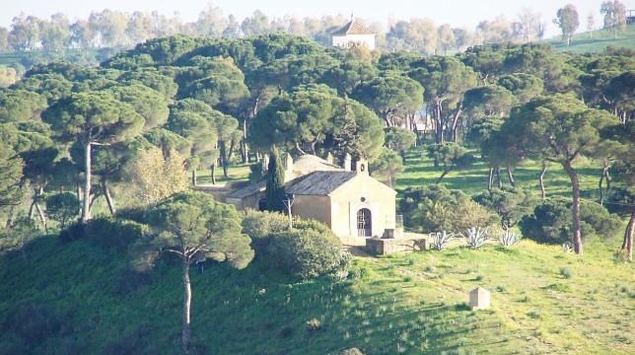 La ermita de San Roque, enclavada en pleno parque natural de Oromana en Alcalá de Guadaíra
