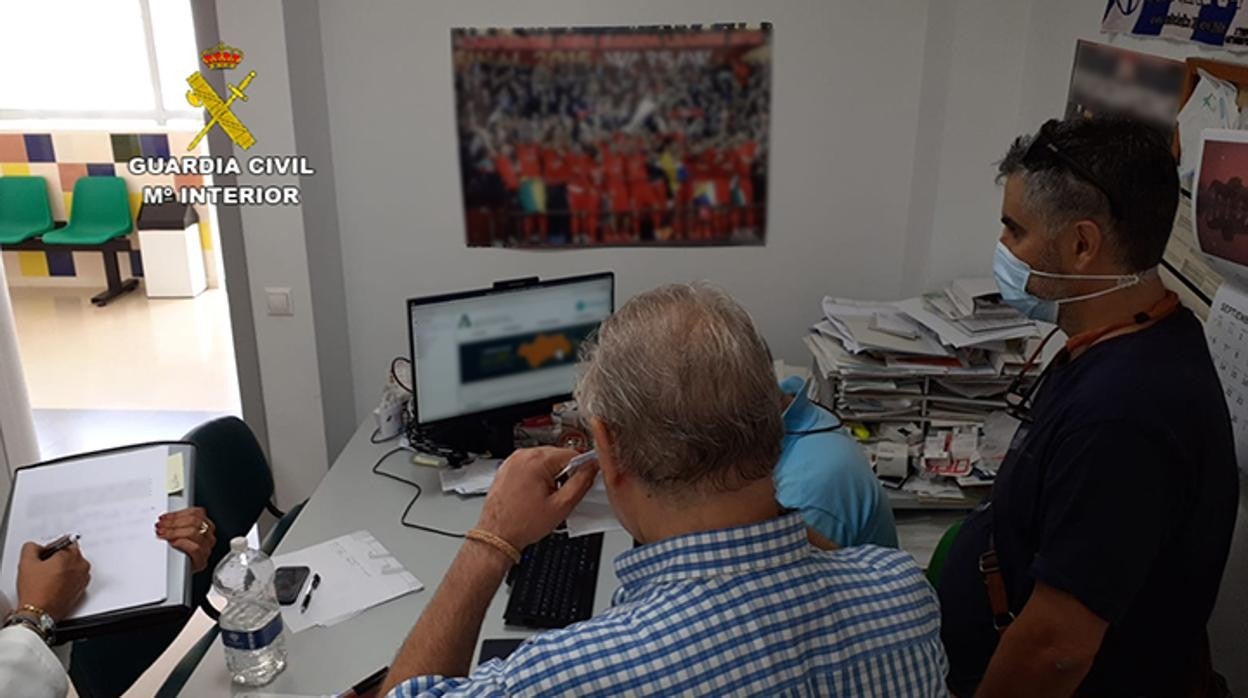 El médico, de espaldas, durante el registro en una de sus consultas