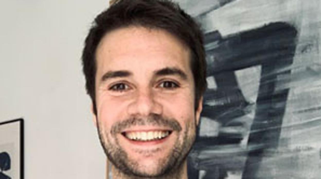 El utrerano Álvaro Carmona con uno de los galardones que ha conseguido la serie 'Gente hablando'