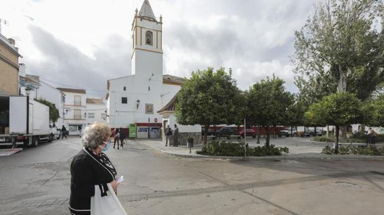 Una mujer pasea por las calles de Pruna