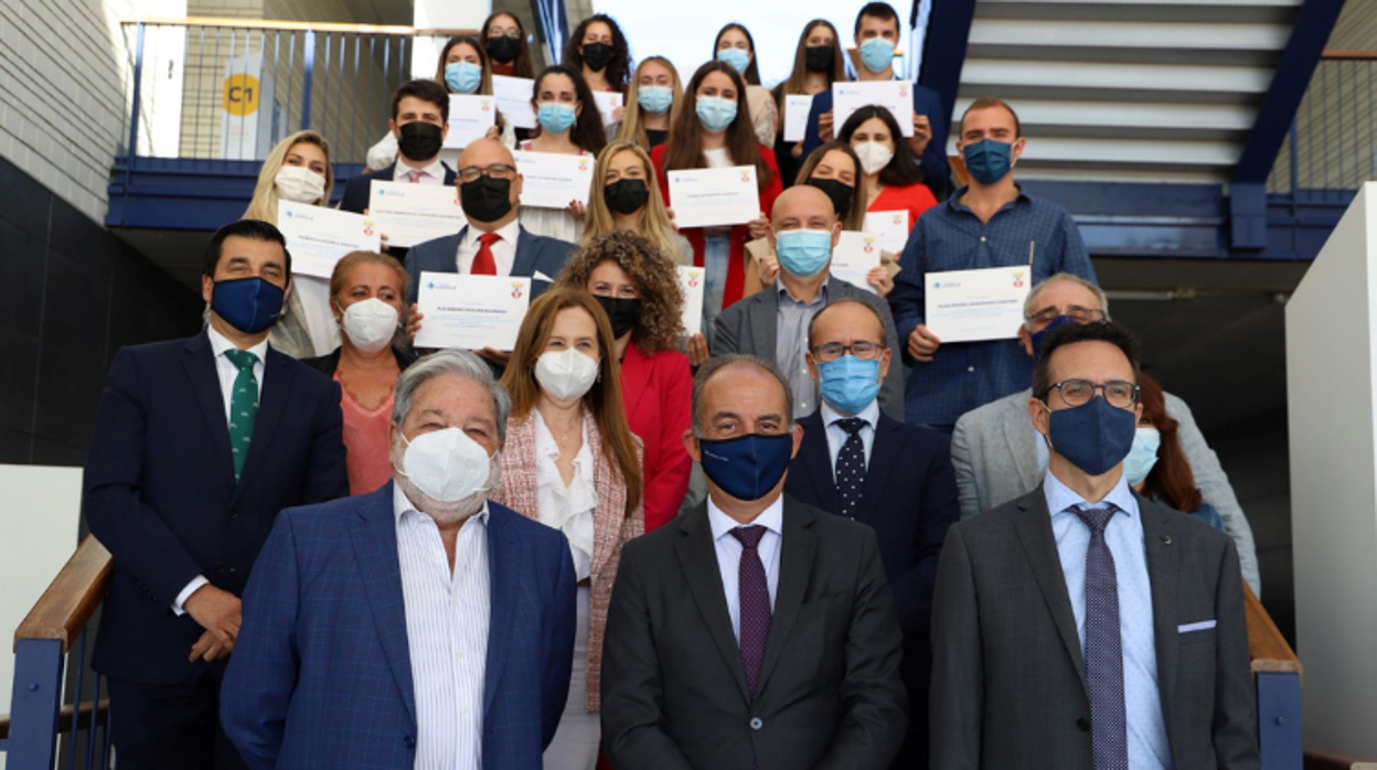 Responsables del Ayuntamiento de Dos Hermanas y de la Universidad Loyola junto a los estudiantes becados