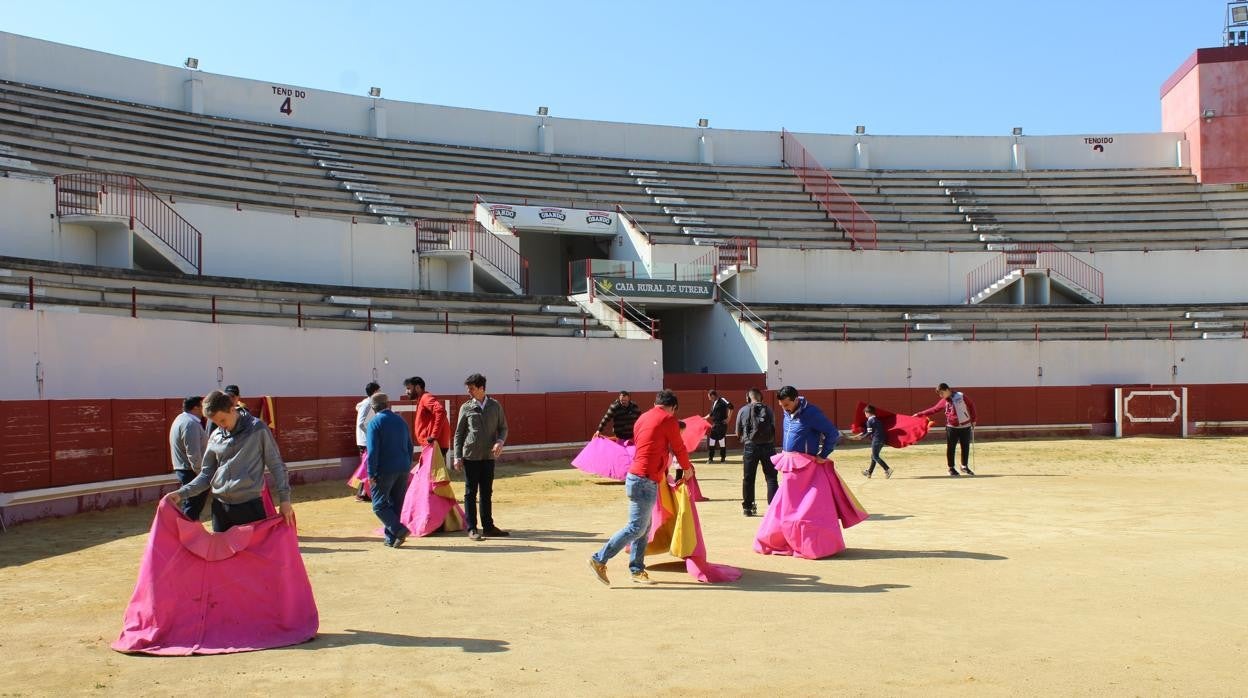 Las clases de la escuela taurina se imparten en la plaza de toros de Utrera, situada en el barrio de La Mulata