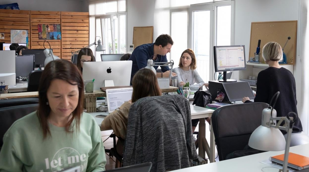 Varios trabajadores desempeñando su tarea desde la oficina de workINcompany situada en la calle Rioja de Sevilla