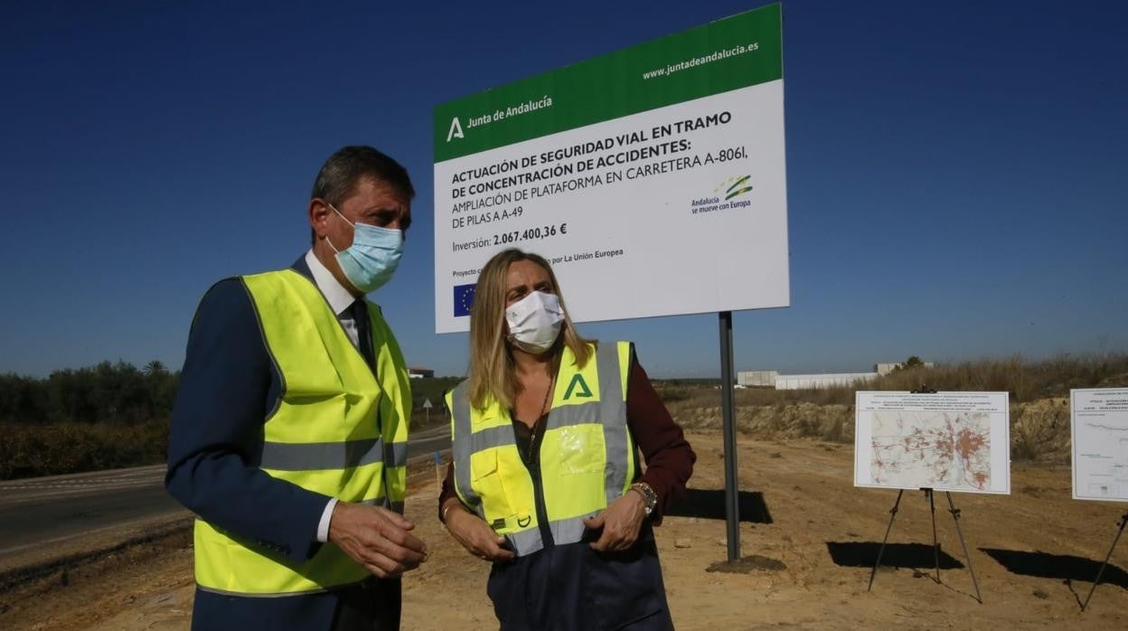 El alcalde de Pilas, José Leocadio Ortega, y la consejera de Fomento de la Junta, Marifrán Carazo