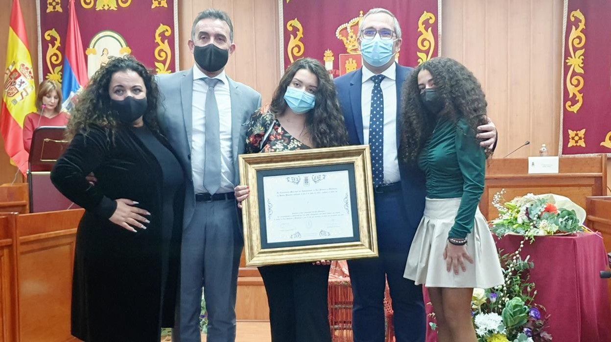 Reyes Carrasco posa junto a su familia y Juan Manuel Valle, alcalde palaciego