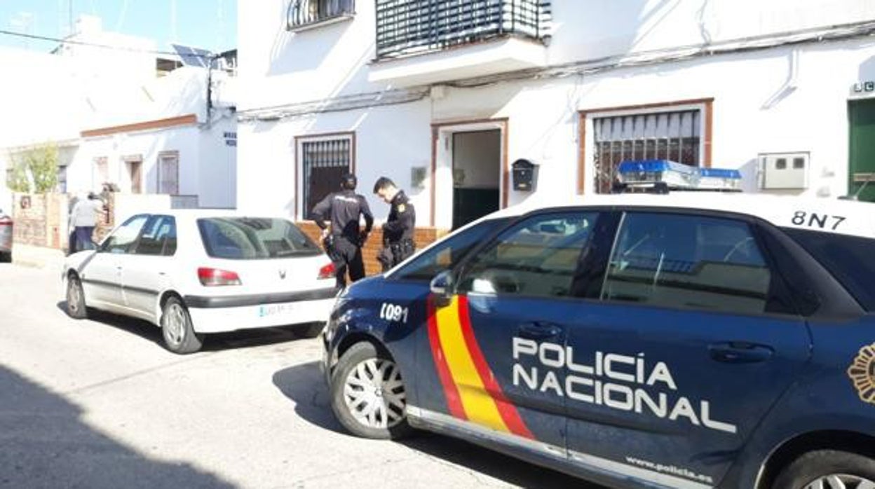 Agentes de la Policía Nacional de Alcalá de Guadaíra en una actuación anterior por un caso machista