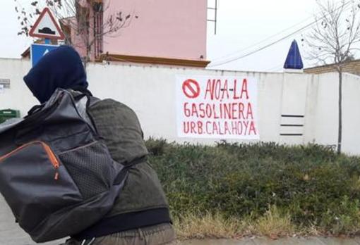 Carteles contra el proyecto de una gasolinera en Mairena que se ha paralizado