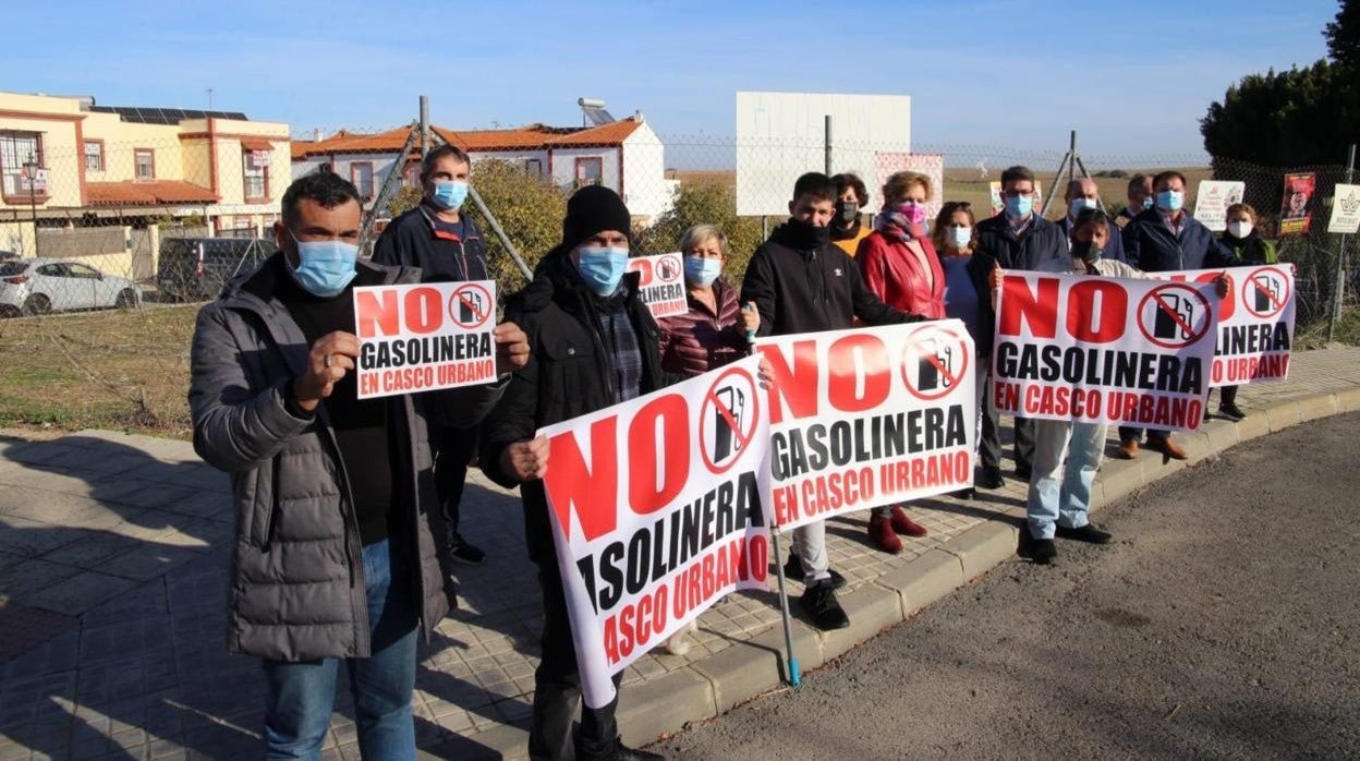 Vecinos de Palomares protestan ante la próxima apertura de una gasolinera junto a sus casas