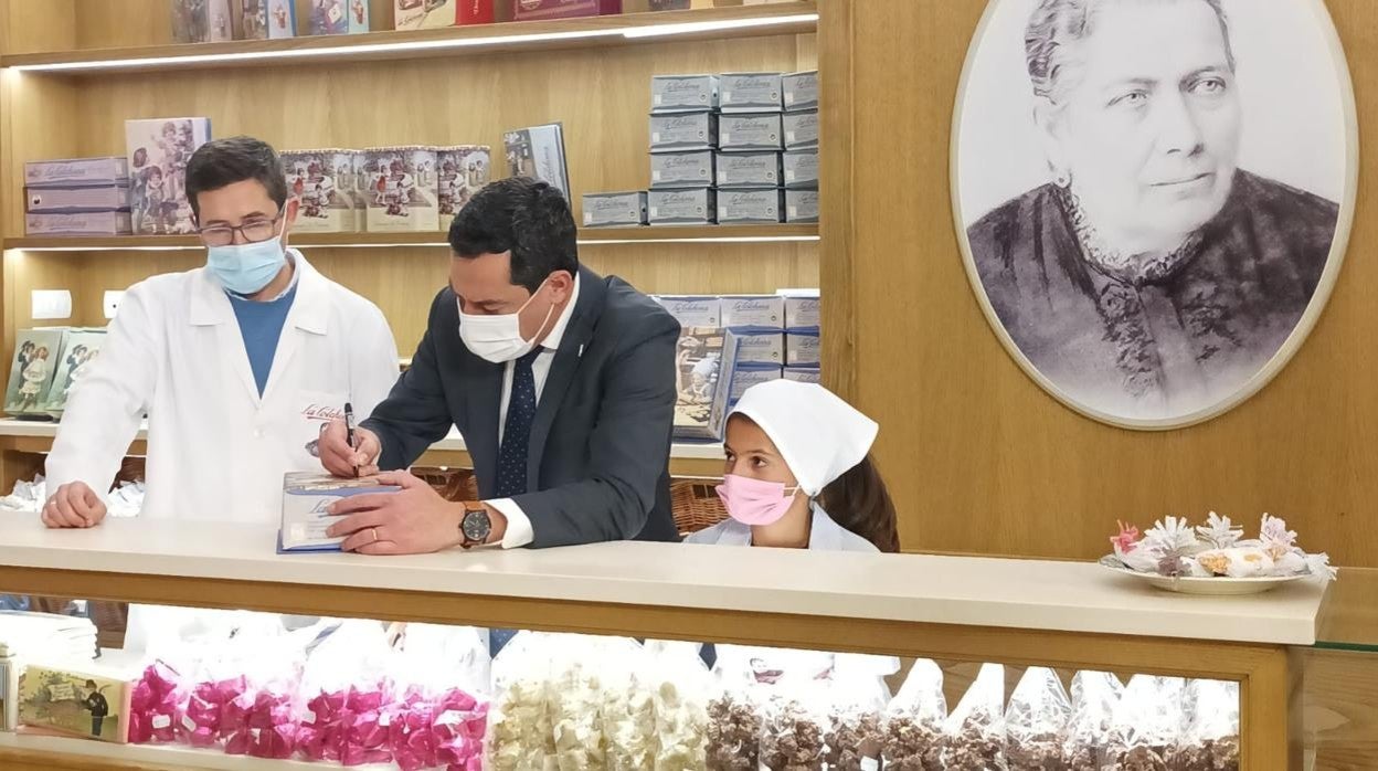 El presidente de la Junta de Andalucía, Juanma Moreno, este martes en el obrador de La Colchona de Estepa